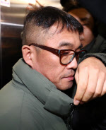 '성폭행 혐의' 김건모…경찰, 檢 수차례 반려에도 '기소의견' 송치