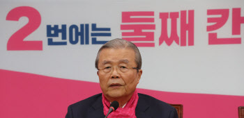 김종인 “경제 어려운데 정부 안보여…靑 코로나 확진자 있나 걱정”