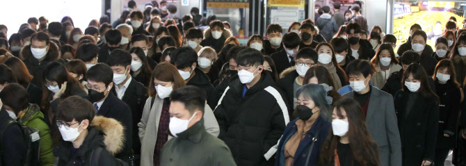 [법과사회] 마스크 논쟁, 품귀에는 "재난물자" 5부제에는 "상품"