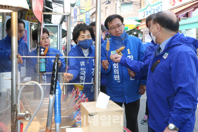 [포토]함께 어묵 먹는 강태웅 후보와 라떼는 유세단