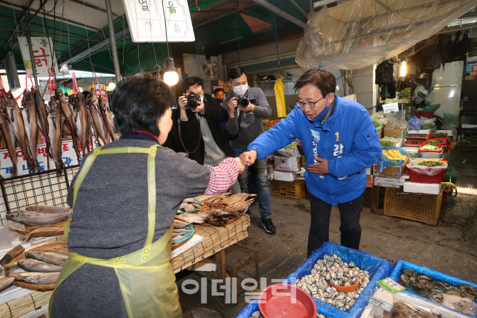 [포토]용문시장 상인과 주먹 인사하는 강태웅 후보