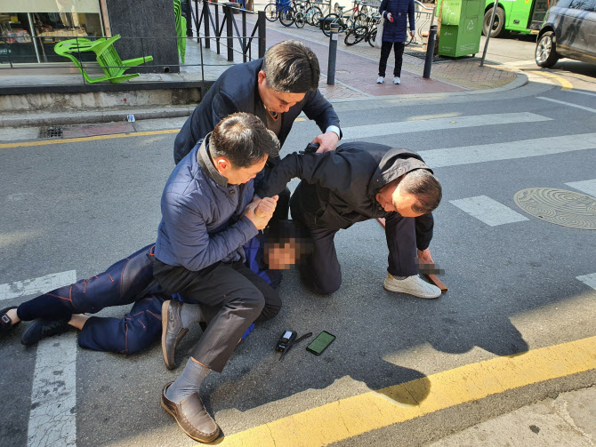 오세훈 유세차량에 식칼 들고 달려온 50대 체포…"동기 조사중"(상보)