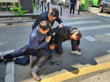오세훈 유세차량에 식칼 들고 달려온 50대 체포…"동기 조사중"(상보)