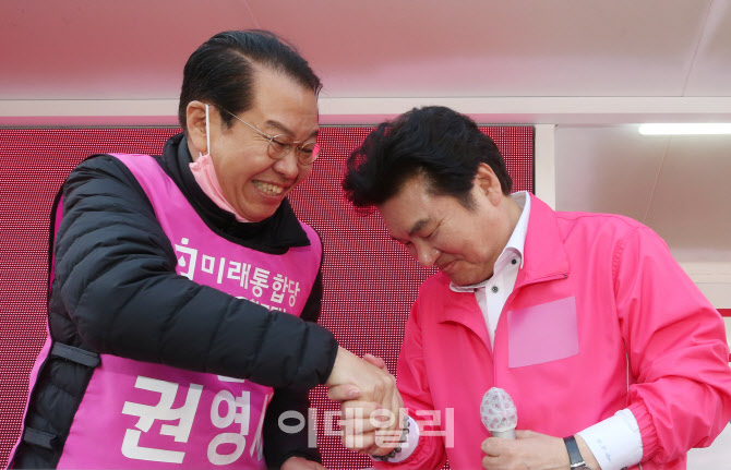 [포토]권영세 후보-원유철 대표, 용문시장 사거리에서 함께 유세
