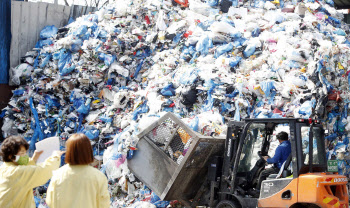 재활용업체들 "이러다 문 닫을 판"…코로나發 `쓰레기대란` 위기
