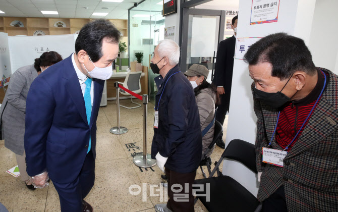 [포토]투표 참관인들 격려하는 정세균 국무총리