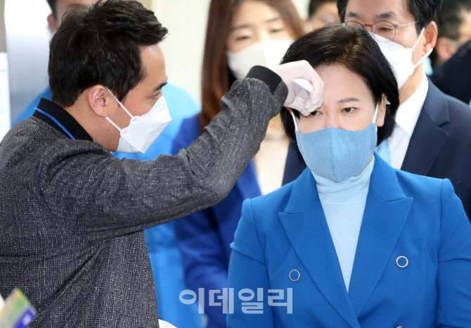 [포토]사전투표 전 체온재는 이수진 후보