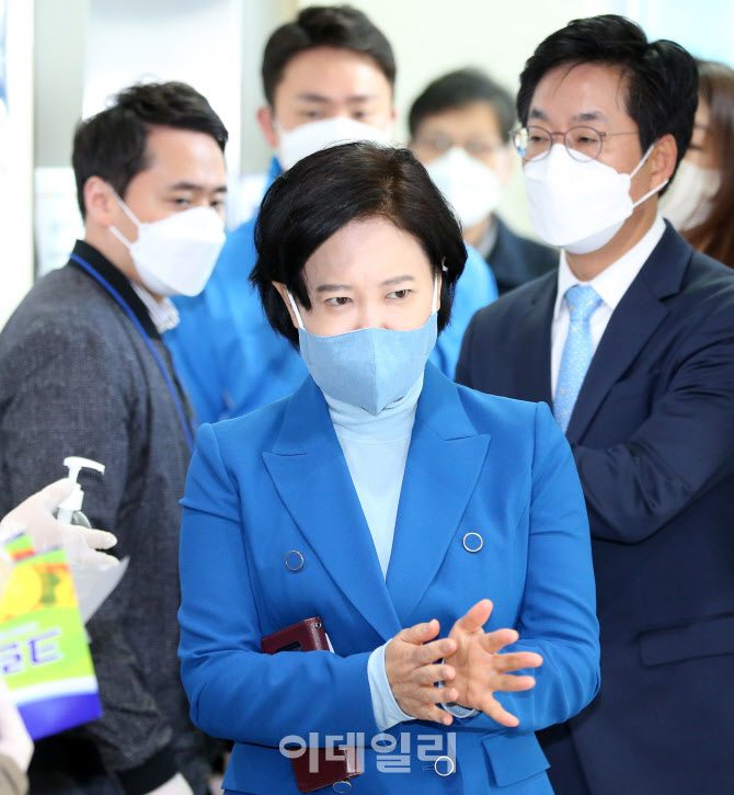 [포토]손 소독하는 이수진 더불어민주당 동작을 후보