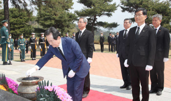 정세균 총리, 임시정부 수립 101주년 맞아 임정요인 묘역 참배