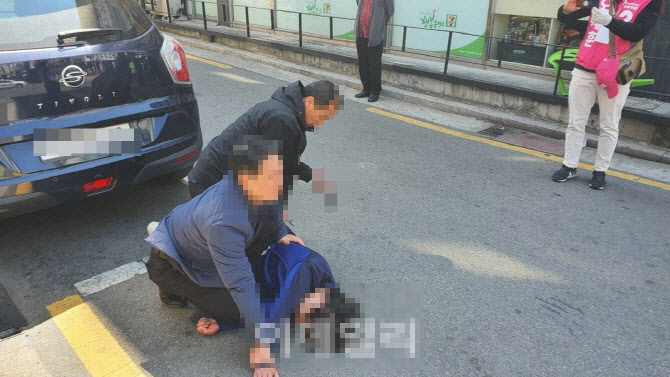 "벽돌 투척에 흉기 난동까지"…막바지 다다른 총선 유세현장 천태만상