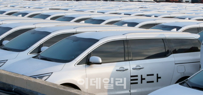 멈춰선 타다 차량들, 주차장에 한 가득                                                                                                                                                              