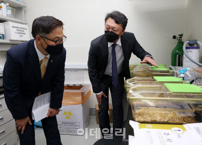 [포토] 마우스표현형분석사업단 방문한 정병선 차관