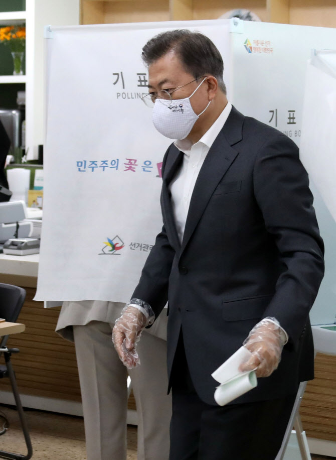  사전투표 하는 문 대통령                                                                                                                                                                          