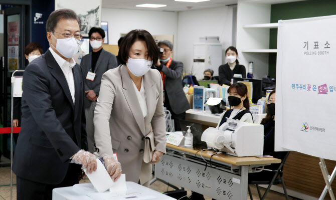  사전투표하는 문 대통령 내외                                                                                                                                                                      