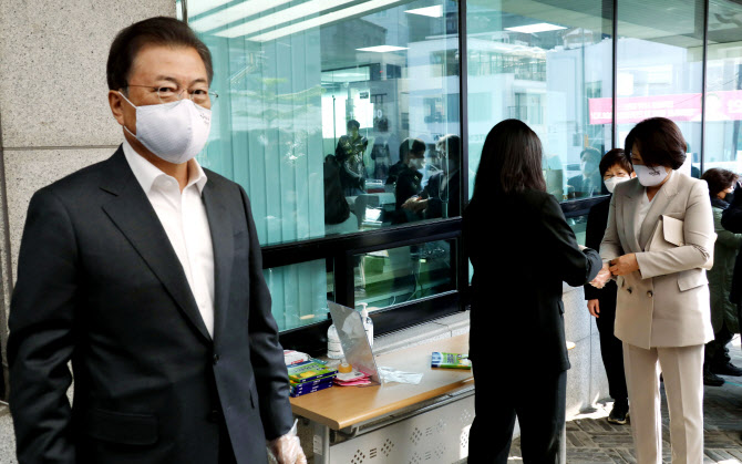  사전투표 입장하는 문 대통령                                                                                                                                                                      