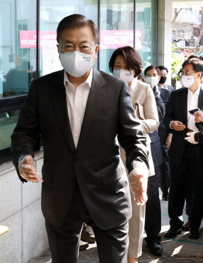  사전투표 입장하는 문 대통령                                                                                                                                                                      