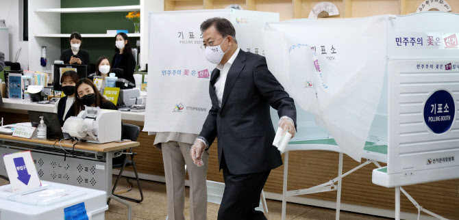  투표함 향하는 문 대통령                                                                                                                                                                          