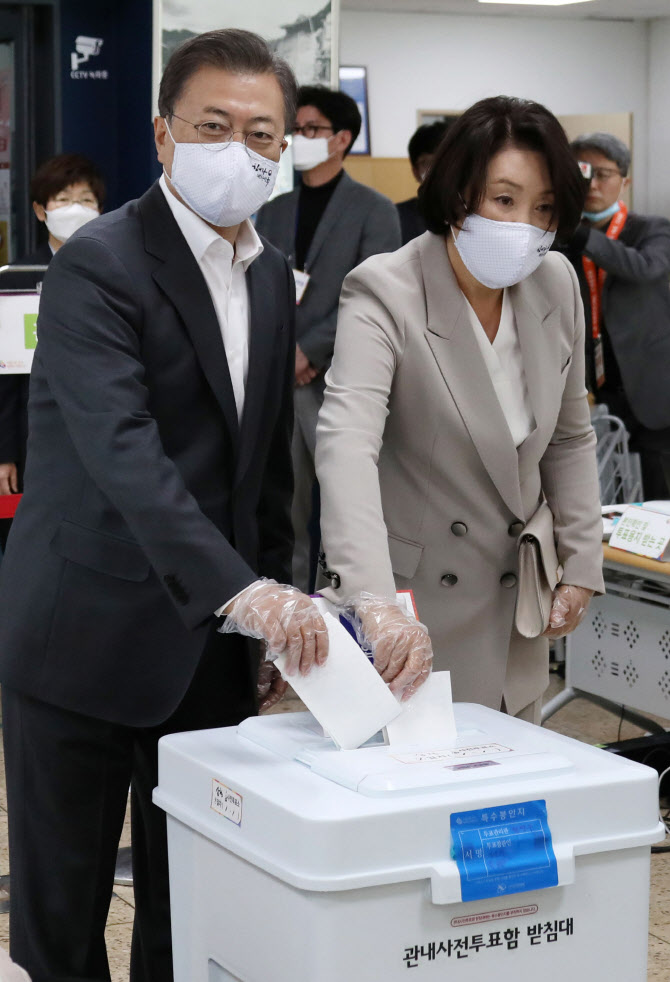  사전투표하는 문 대통령 내외                                                                                                                                                                      