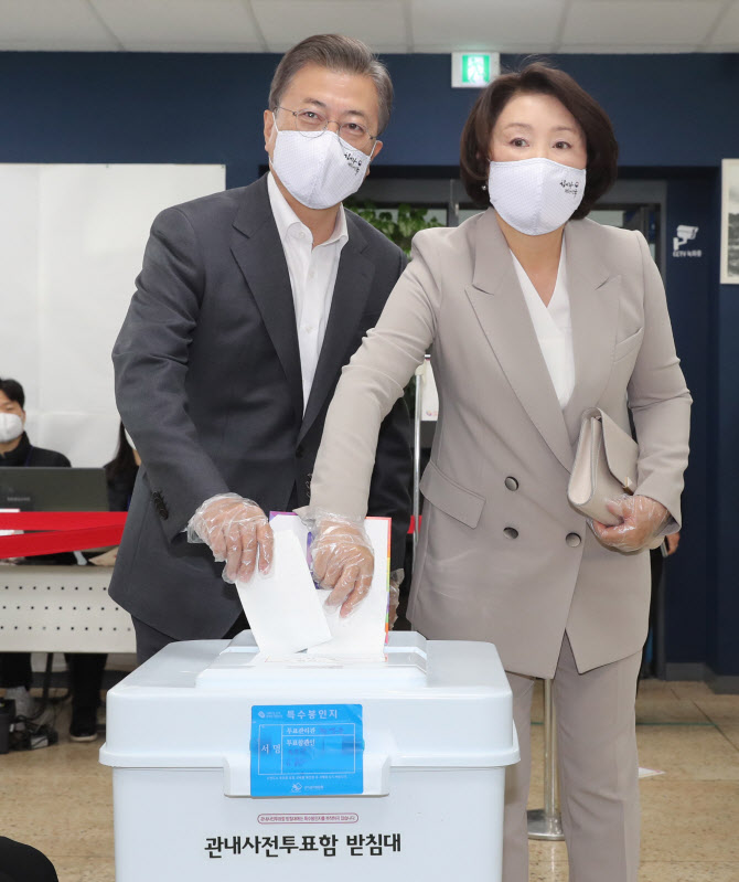  사전투표하는 문 대통령 내외                                                                                                                                                                      