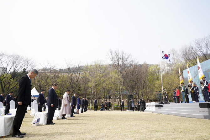 [포토] 묵념하는 문재인 대통령과 참석자들