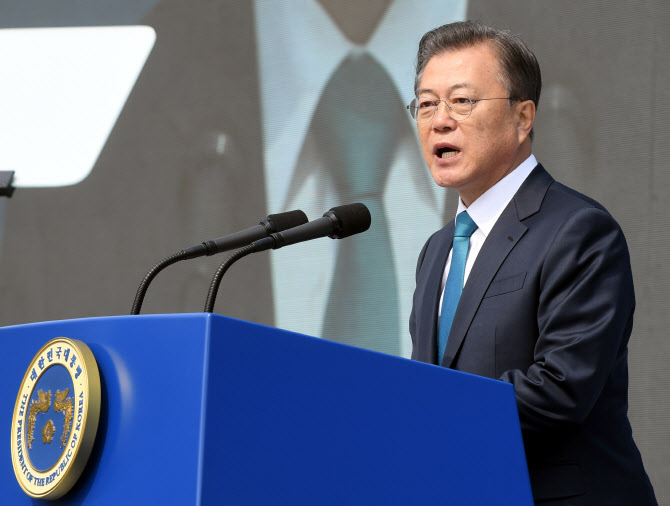 [포토] 기념사 하는 문재인 대통령