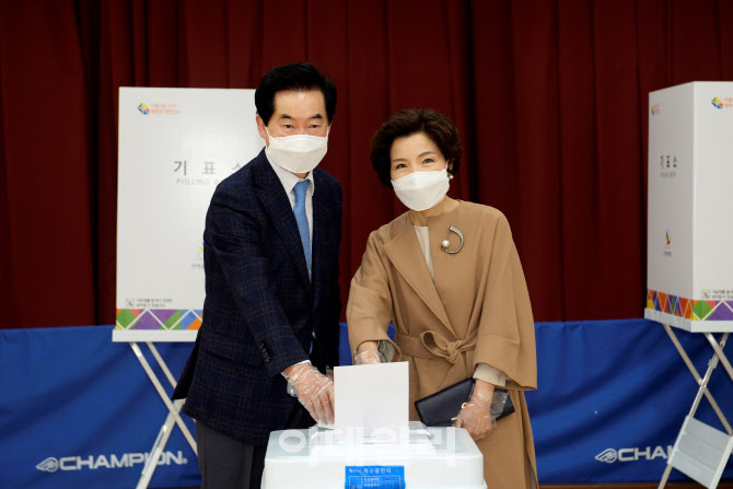[포토]사전투표 참여한 안병용 의정부시장과 부인 윤지인 여사