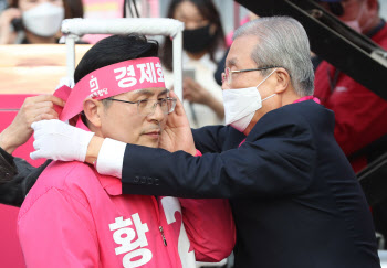 '큰절 유세' 황교안, "경제회복" 핑크색 머리띠까지