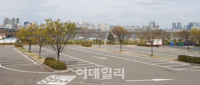 '사회적 거리두기' 여의도 한강공원 주차장 임시 폐쇄                                                                                                                                      