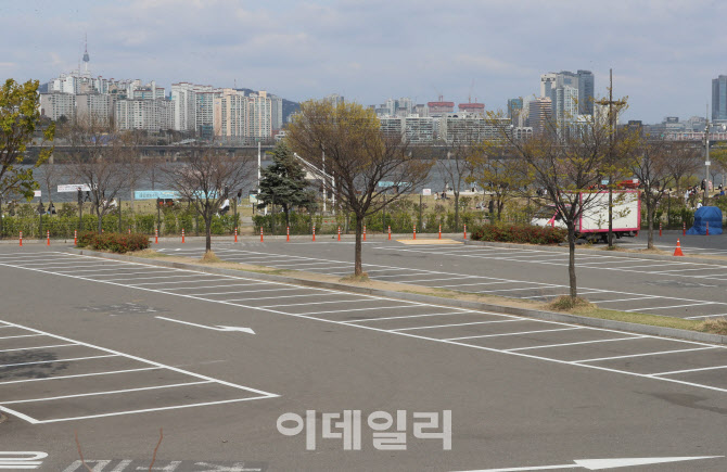 [포토]'사회적 거리두기'로 통제된 여의도 한강공원 주차장