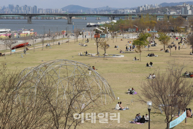 사회적 거리두기로 한산한 여의도한강공원                                                                                                                                                           