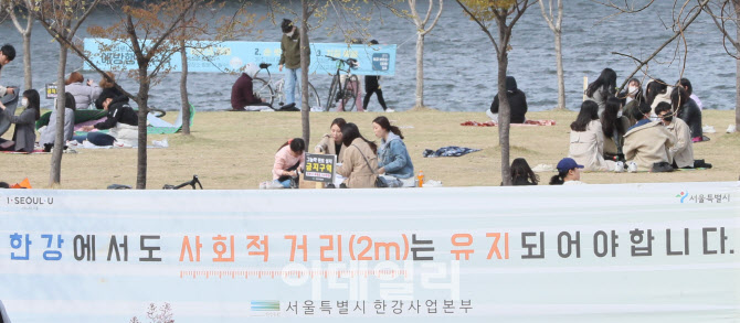 한강공원에서도 유지돼야 하는 사회적 거리                                                                                                                                                          