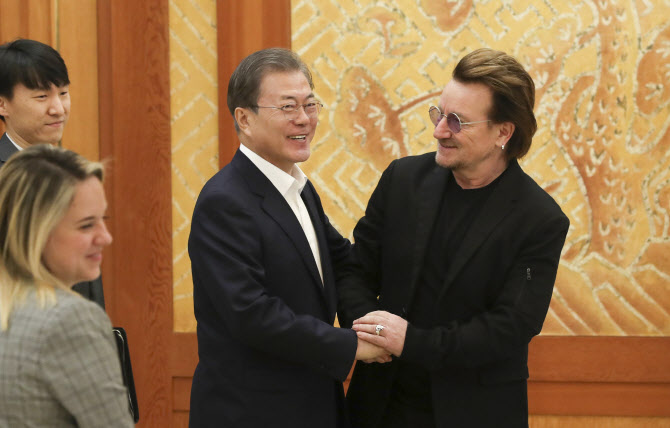 U2 보노, 文에 서한 “그 어느때보다 文대통령 팬…진단키트 사고파”