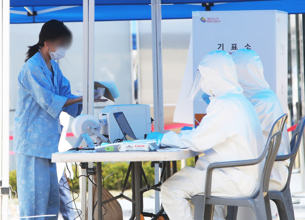 자가격리 투표 원칙…“대중교통 금지·오후 6시 이후 참여”(상보)
