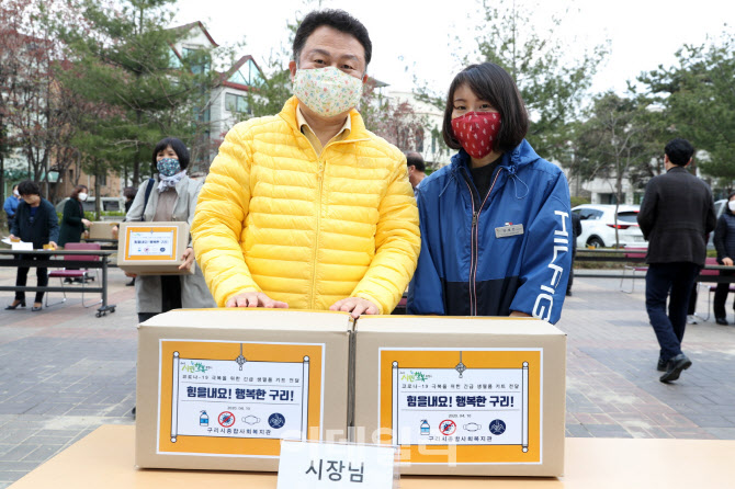 [포토]코로나19 긴급 생필품키트 제작 참여한 안승남 구리시장