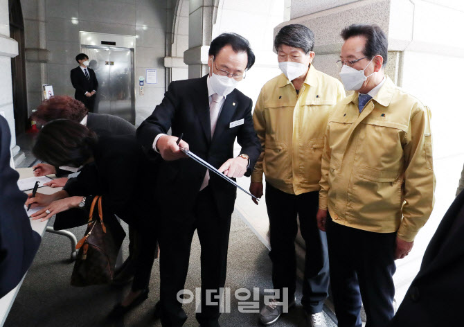 [포토] 부활절 현장예배 점검하는 정순균 강남구청장