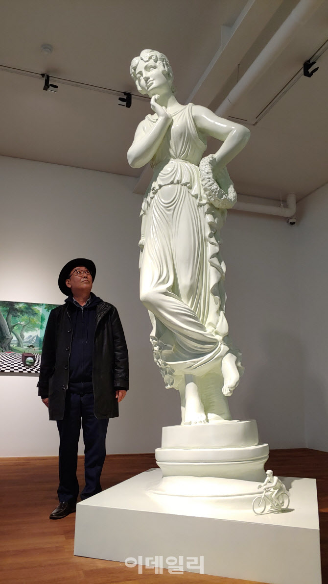 [시대藝인] "구르지 않으면 넘어진다…자전거도 예술도"