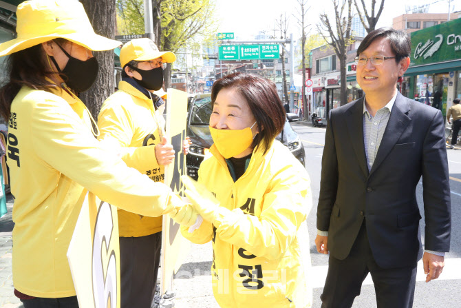 [포토]정연욱 선거캠프 관계자 격려하는 심상정 대표