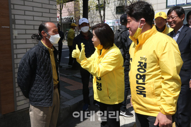 [포토]유권자에게 '기호 6번' 지지 호소하는 심상정 대표