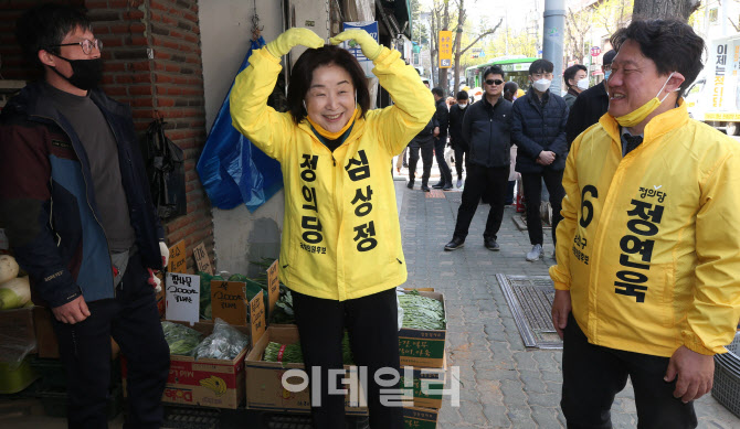 [포토]심상정 대표, 유권자들을 향해 하트~