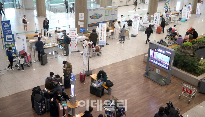 [포토]인천공항 입국장에서 각 지역별 별도 교통편 기다리는 입국자들