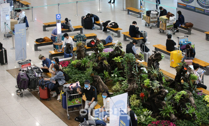 [포토]인천공항 입국장에서 각 지역별 별도 교통편 기다리는 해외입국자들