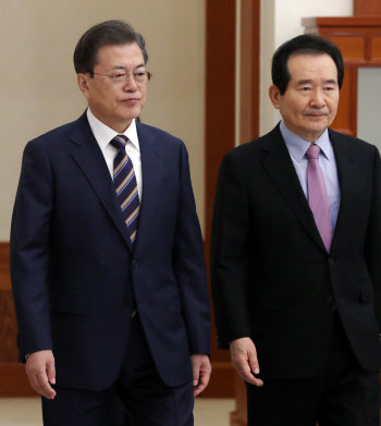 문 대통령-정 총리, 사회적 거리두기 효과…백신·치료제 개발 총력