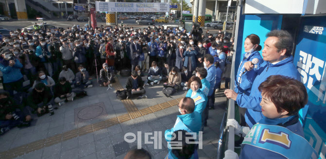 [포토]전혜숙-고민정 후보 지원 나온 이낙연 위원장