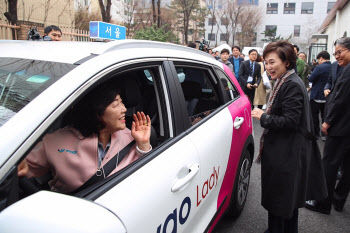 카카오 "여성전용택시 출시는 아직"…사업성 전망 엇갈려