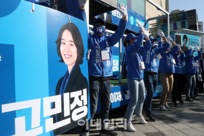 [포토]신나는 율동으로 유권자 시선 집중시키는 선거운동원들