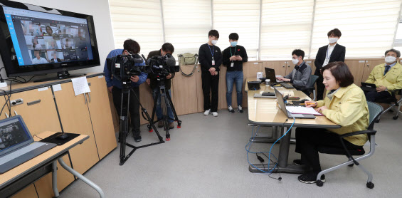16일 `2차 온라인 개학`에 400만명 몰린다…교육당국 `초비상`