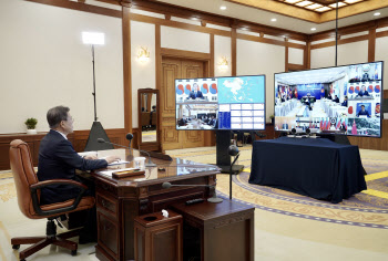 文대통령 “韓, 개방성·투명성·민주성 3대 원칙 지키며 코로나19 대응”(상보)