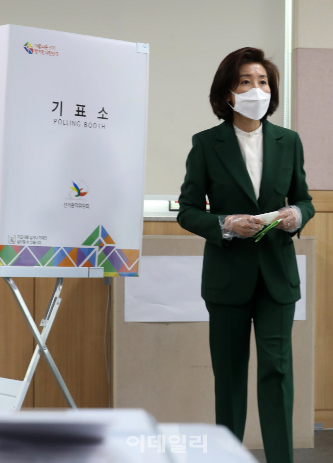 [포토]나경원 미래통합당 동작을 후보, 소중한 한 표