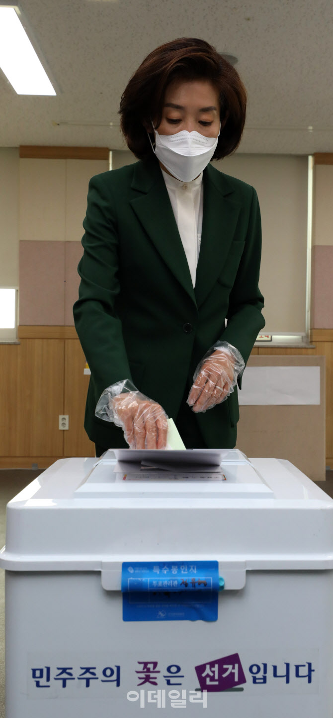 [포토]투표를 마친 나경원 후보