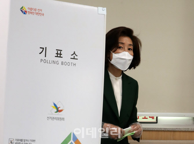[포토]기표를 마친 나경원 후보